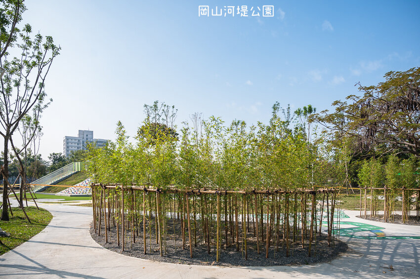|特色公園|岡山河堤公園遊戲場,全新開放!以竹子為主題特色公園,星空土丘溜滑梯、圓環溜索區讓你當小泰山 - Hallo!I'm 婷兒