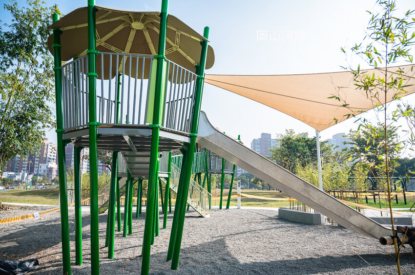 |特色公園|岡山河堤公園遊戲場,全新開放!以竹子為主題特色公園,星空土丘溜滑梯、圓環溜索區讓你當小泰山 - Hallo!I'm 婷兒