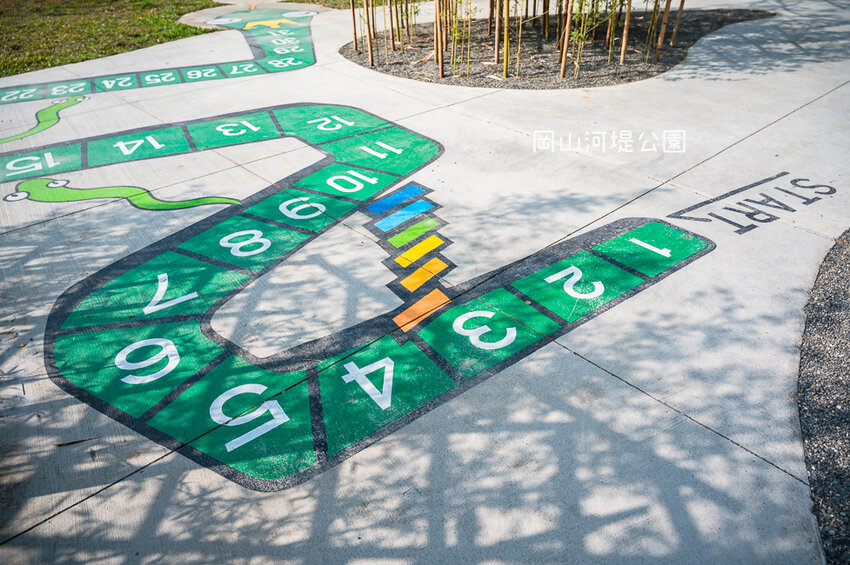 |特色公園|岡山河堤公園遊戲場,全新開放!以竹子為主題特色公園,星空土丘溜滑梯、圓環溜索區讓你當小泰山 - Hallo!I'm 婷兒