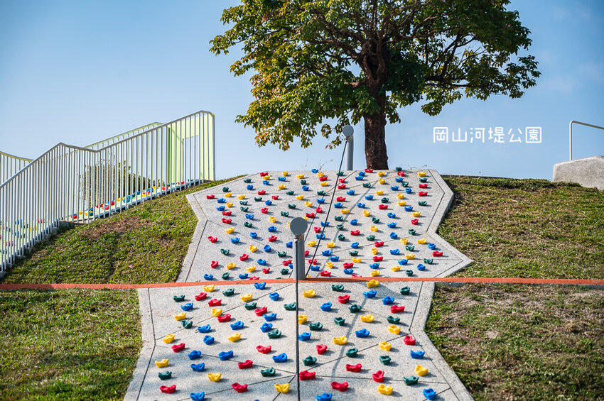 |特色公園|岡山河堤公園遊戲場,全新開放!以竹子為主題特色公園,星空土丘溜滑梯、圓環溜索區讓你當小泰山 - Hallo!I'm 婷兒
