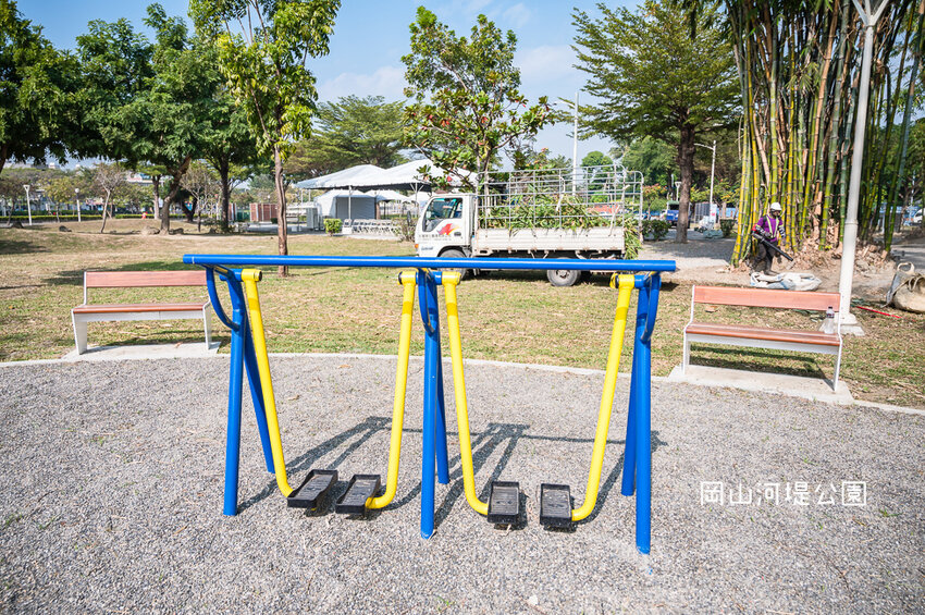 |特色公園|岡山河堤公園遊戲場,全新開放!以竹子為主題特色公園,星空土丘溜滑梯、圓環溜索區讓你當小泰山 - Hallo!I'm 婷兒