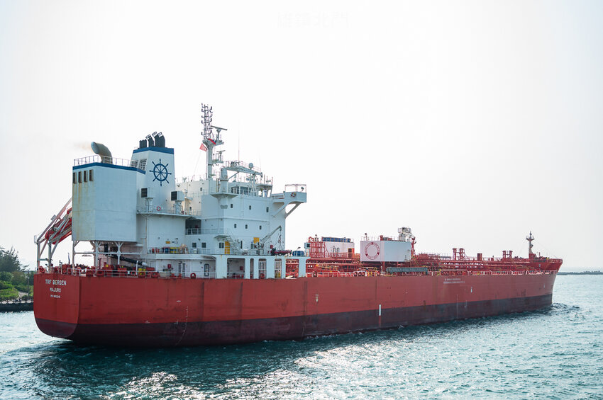 ｜高雄景點｜雄鎮北門，讓你近距離觀看超大貨輪進出港的絕佳景點 - Hallo！I'm 婷兒