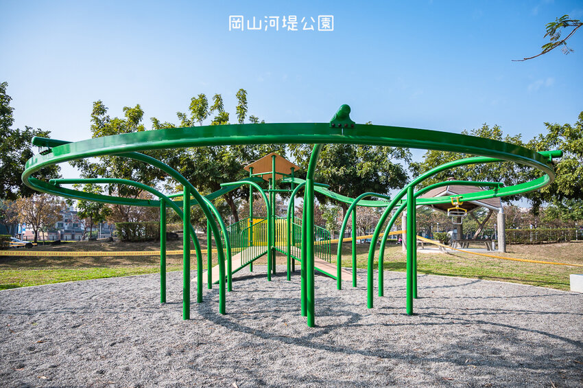 |特色公園|岡山河堤公園遊戲場,全新開放!以竹子為主題特色公園,星空土丘溜滑梯、圓環溜索區讓你當小泰山 - Hallo!I'm 婷兒
