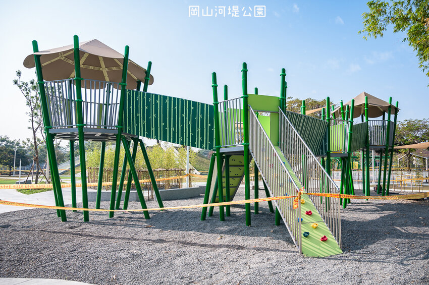 |特色公園|岡山河堤公園遊戲場,全新開放!以竹子為主題特色公園,星空土丘溜滑梯、圓環溜索區讓你當小泰山 - Hallo!I'm 婷兒