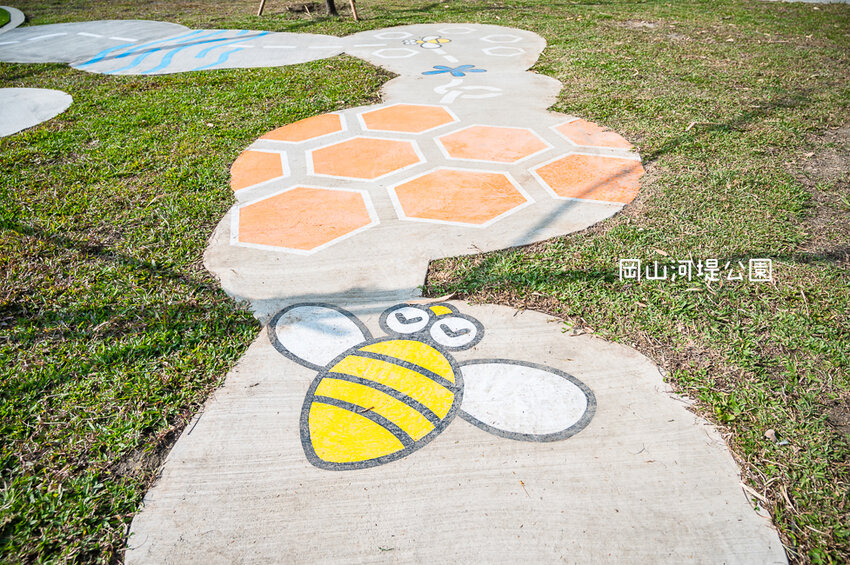 |特色公園|岡山河堤公園遊戲場,全新開放!以竹子為主題特色公園,星空土丘溜滑梯、圓環溜索區讓你當小泰山 - Hallo!I'm 婷兒