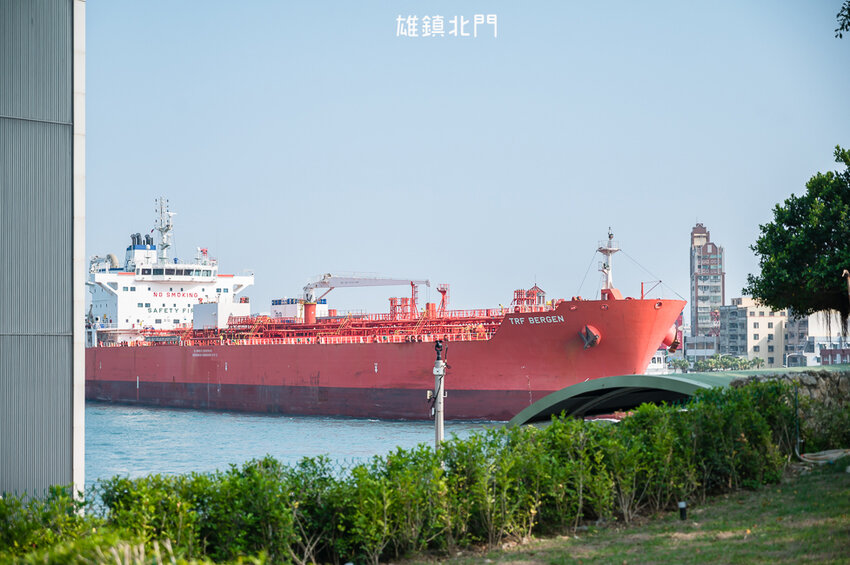 ｜高雄景點｜雄鎮北門，讓你近距離觀看超大貨輪進出港的絕佳景點 - Hallo！I'm 婷兒