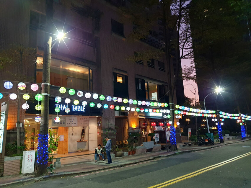 過年走春｜河堤商圈賞燈海 愈夜愈美麗 不用出國秒飛歐洲香榭大道