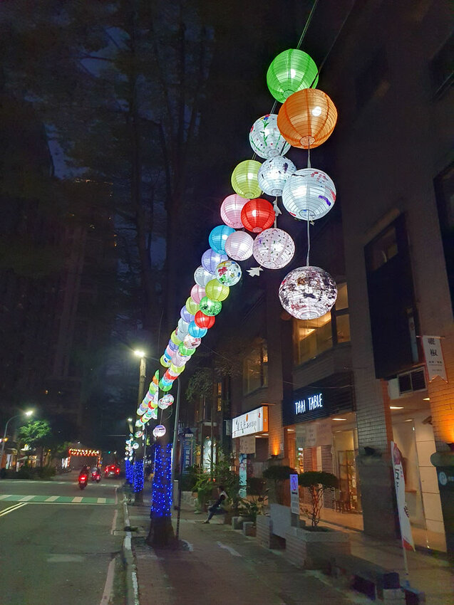 過年走春｜河堤商圈賞燈海 愈夜愈美麗 不用出國秒飛歐洲香榭大道