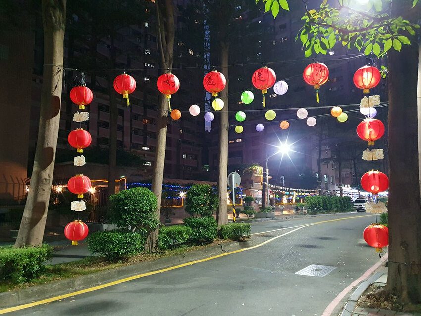 過年走春｜河堤商圈賞燈海 愈夜愈美麗 不用出國秒飛歐洲香榭大道