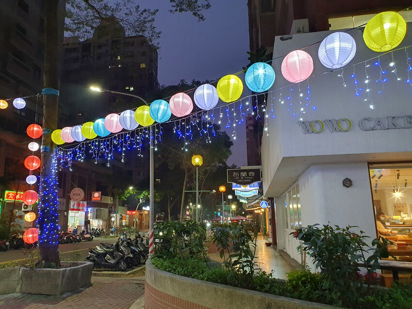 過年走春｜河堤商圈賞燈海 愈夜愈美麗 不用出國秒飛歐洲香榭大道