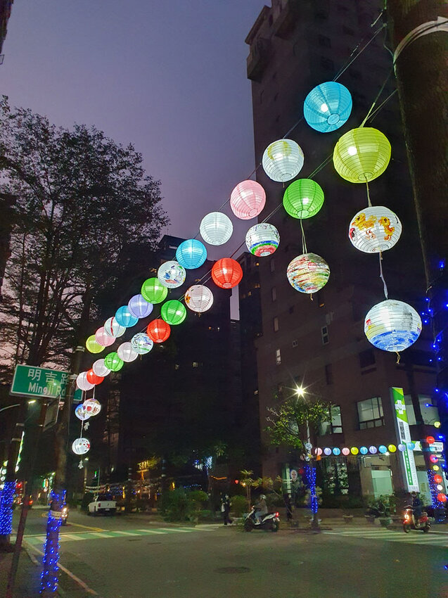 過年走春｜河堤商圈賞燈海 愈夜愈美麗 不用出國秒飛歐洲香榭大道