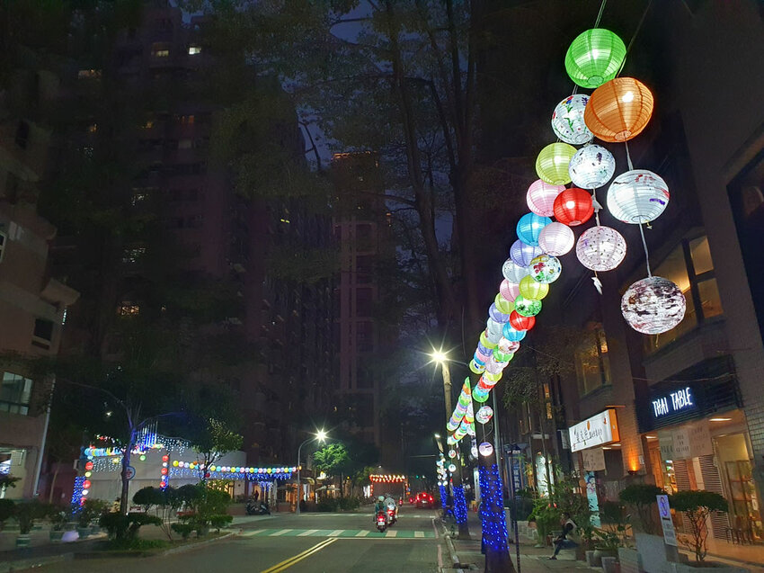 過年走春｜河堤商圈賞燈海 愈夜愈美麗 不用出國秒飛歐洲香榭大道