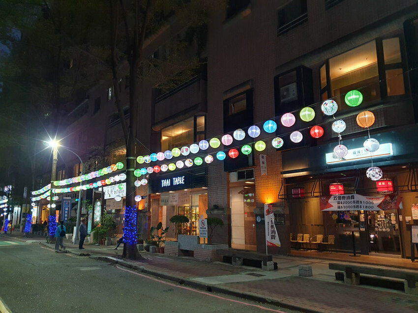 過年走春｜河堤商圈賞燈海 愈夜愈美麗 不用出國秒飛歐洲香榭大道