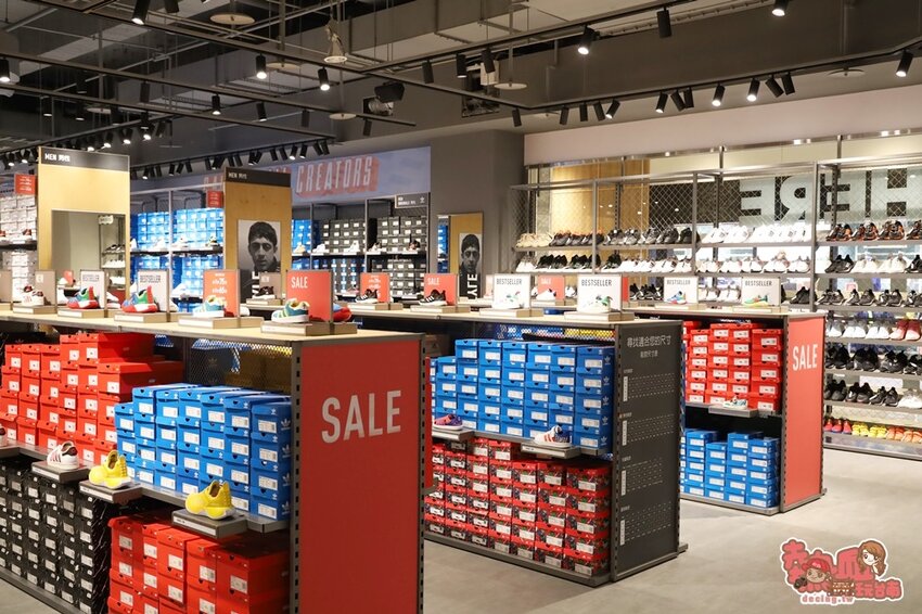 【高雄景點】全台最強美式生活Outlets！超過220間店家進駐，還有全台最大的VR虛擬實境樂園：SKM Park - 熱血玩台南。跳躍新世界