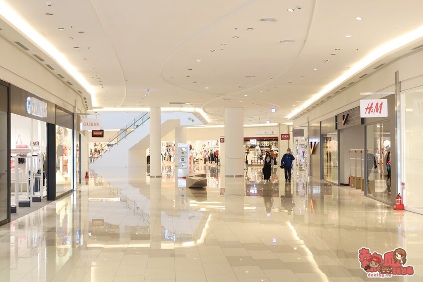 【高雄景點】全台最強美式生活Outlets！超過220間店家進駐，還有全台最大的VR虛擬實境樂園：SKM Park - 熱血玩台南。跳躍新世界