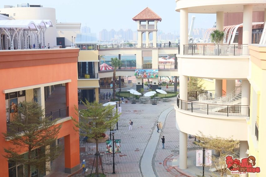 【高雄景點】全台最強美式生活Outlets！超過220間店家進駐，還有全台最大的VR虛擬實境樂園：SKM Park - 熱血玩台南。跳躍新世界