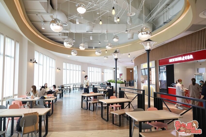 【高雄景點】全台最強美式生活Outlets！超過220間店家進駐，還有全台最大的VR虛擬實境樂園：SKM Park - 熱血玩台南。跳躍新世界