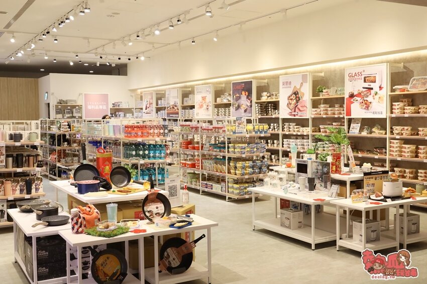 【高雄景點】全台最強美式生活Outlets！超過220間店家進駐，還有全台最大的VR虛擬實境樂園：SKM Park - 熱血玩台南。跳躍新世界