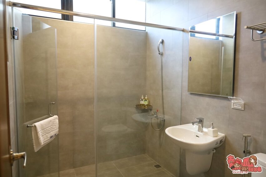 【台南民宿】台南安平全新包棟民宿！無人旅店進退房無接觸，還有免費KTV唱到飽：幸福拾光二當家 - 熱血玩台南。跳躍新世界