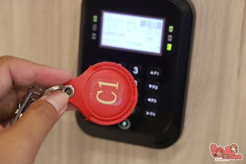 【台南民宿】台南安平全新包棟民宿！無人旅店進退房無接觸，還有免費KTV唱到飽：幸福拾光二當家 - 熱血玩台南。跳躍新世界