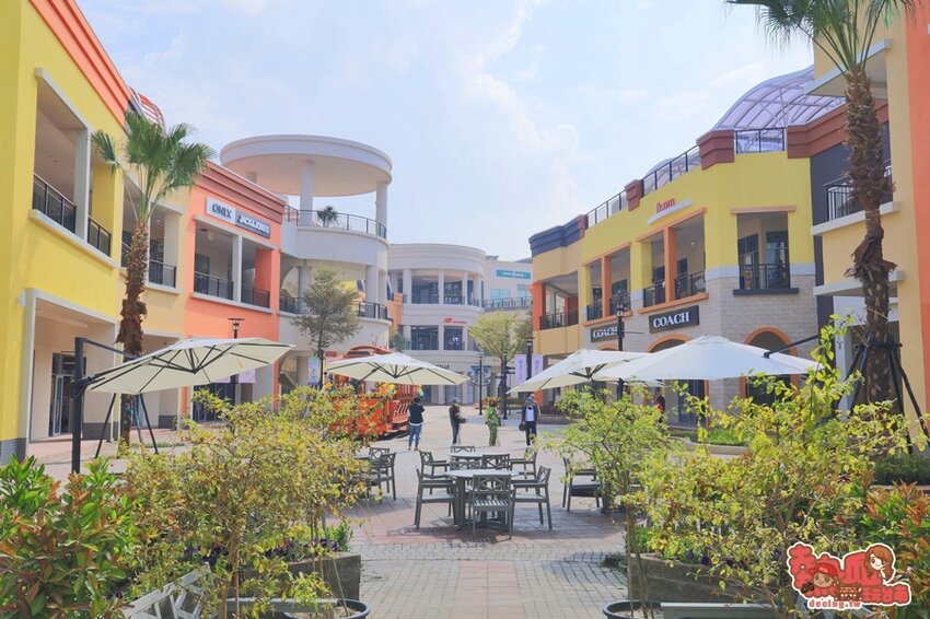 【高雄景點】全台最強美式生活Outlets！超過220間店家進駐，還有全台最大的VR虛擬實境樂園：SKM Park - 熱血玩台南。跳躍新世界