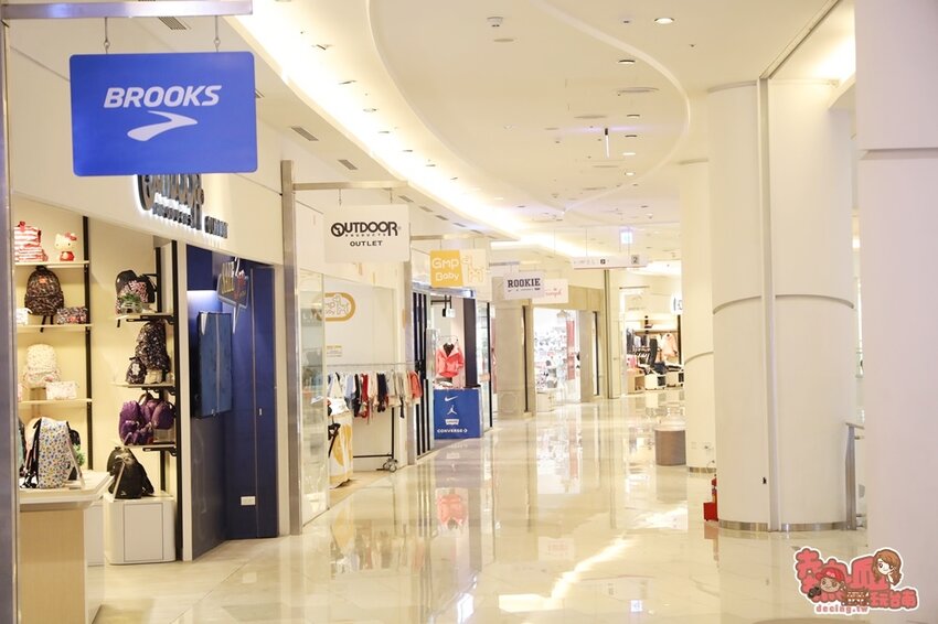 【高雄景點】全台最強美式生活Outlets！超過220間店家進駐，還有全台最大的VR虛擬實境樂園：SKM Park - 熱血玩台南。跳躍新世界