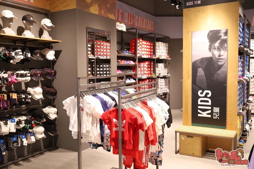 【高雄景點】全台最強美式生活Outlets！超過220間店家進駐，還有全台最大的VR虛擬實境樂園：SKM Park - 熱血玩台南。跳躍新世界