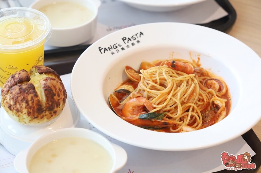 【高雄景點】全台最強美式生活Outlets！超過220間店家進駐，還有全台最大的VR虛擬實境樂園：SKM Park - 熱血玩台南。跳躍新世界