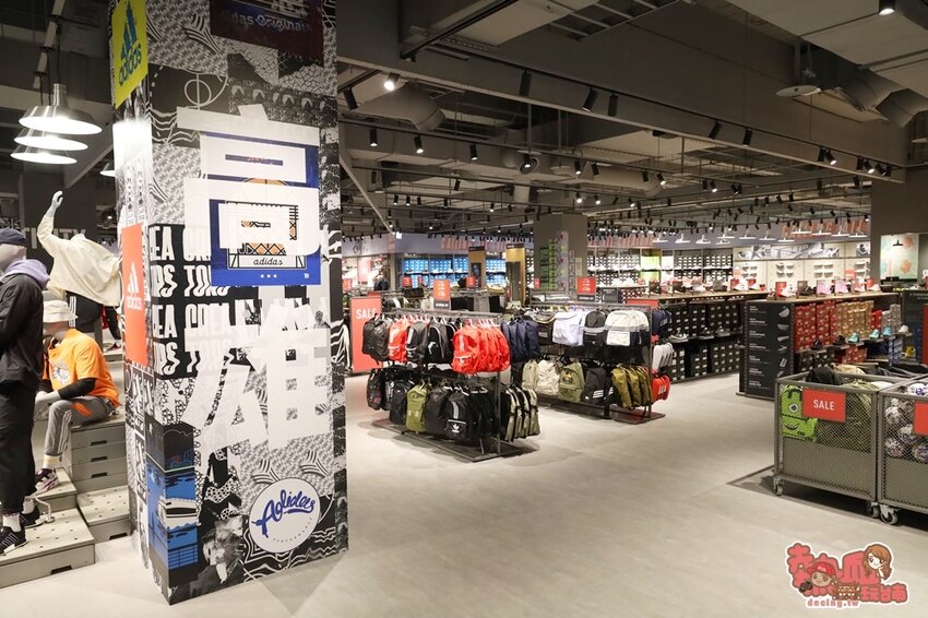 【高雄景點】全台最強美式生活Outlets！超過220間店家進駐，還有全台最大的VR虛擬實境樂園：SKM Park - 熱血玩台南。跳躍新世界