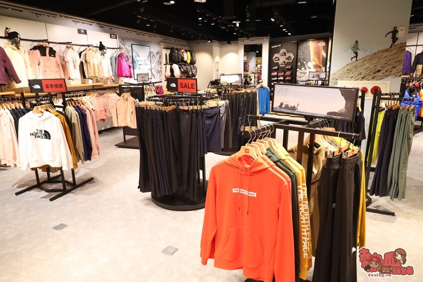 【高雄景點】全台最強美式生活Outlets！超過220間店家進駐，還有全台最大的VR虛擬實境樂園：SKM Park - 熱血玩台南。跳躍新世界