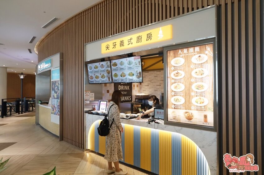 【高雄景點】全台最強美式生活Outlets！超過220間店家進駐，還有全台最大的VR虛擬實境樂園：SKM Park - 熱血玩台南。跳躍新世界