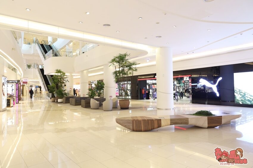 【高雄景點】全台最強美式生活Outlets！超過220間店家進駐，還有全台最大的VR虛擬實境樂園：SKM Park - 熱血玩台南。跳躍新世界