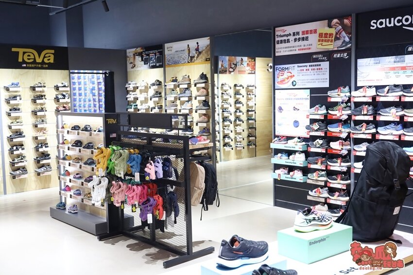 【高雄景點】全台最強美式生活Outlets！超過220間店家進駐，還有全台最大的VR虛擬實境樂園：SKM Park - 熱血玩台南。跳躍新世界