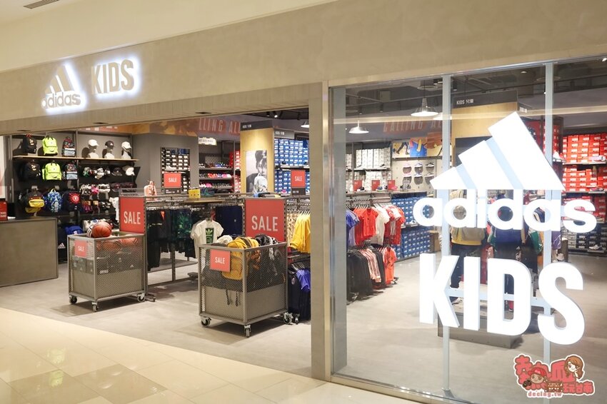 【高雄景點】全台最強美式生活Outlets！超過220間店家進駐，還有全台最大的VR虛擬實境樂園：SKM Park - 熱血玩台南。跳躍新世界