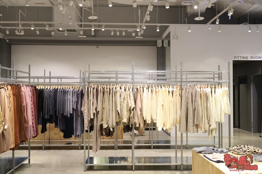 【高雄景點】全台最強美式生活Outlets！超過220間店家進駐，還有全台最大的VR虛擬實境樂園：SKM Park - 熱血玩台南。跳躍新世界