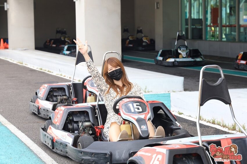 【高雄景點】全台最強美式生活Outlets！超過220間店家進駐，還有全台最大的VR虛擬實境樂園：SKM Park - 熱血玩台南。跳躍新世界