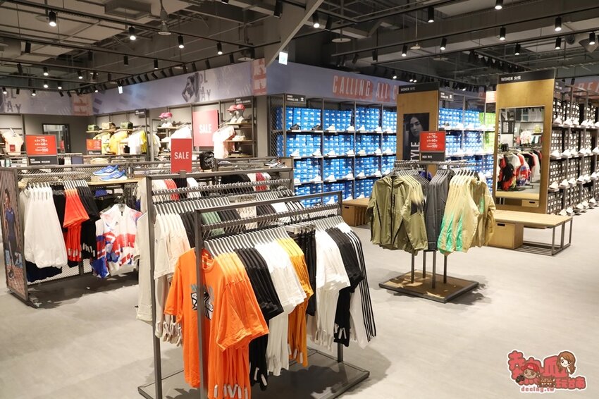 【高雄景點】全台最強美式生活Outlets！超過220間店家進駐，還有全台最大的VR虛擬實境樂園：SKM Park - 熱血玩台南。跳躍新世界