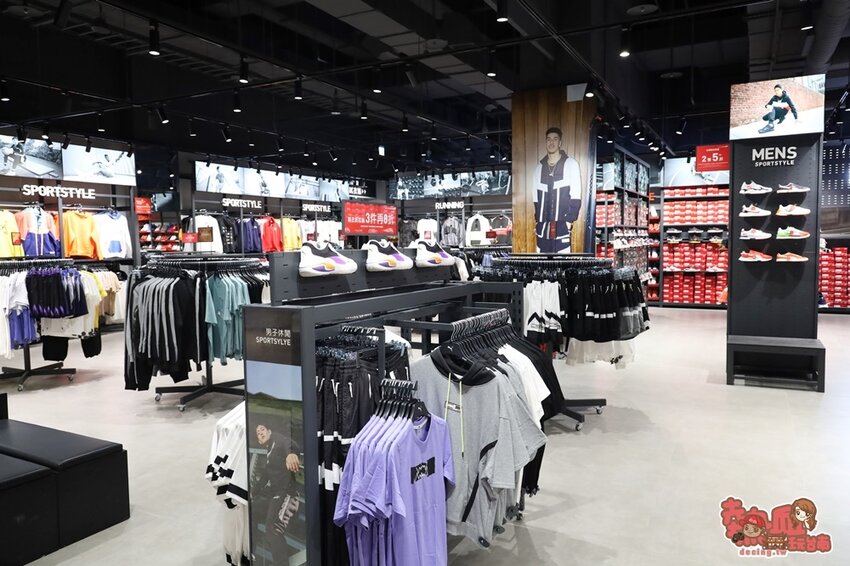 【高雄景點】全台最強美式生活Outlets！超過220間店家進駐，還有全台最大的VR虛擬實境樂園：SKM Park - 熱血玩台南。跳躍新世界