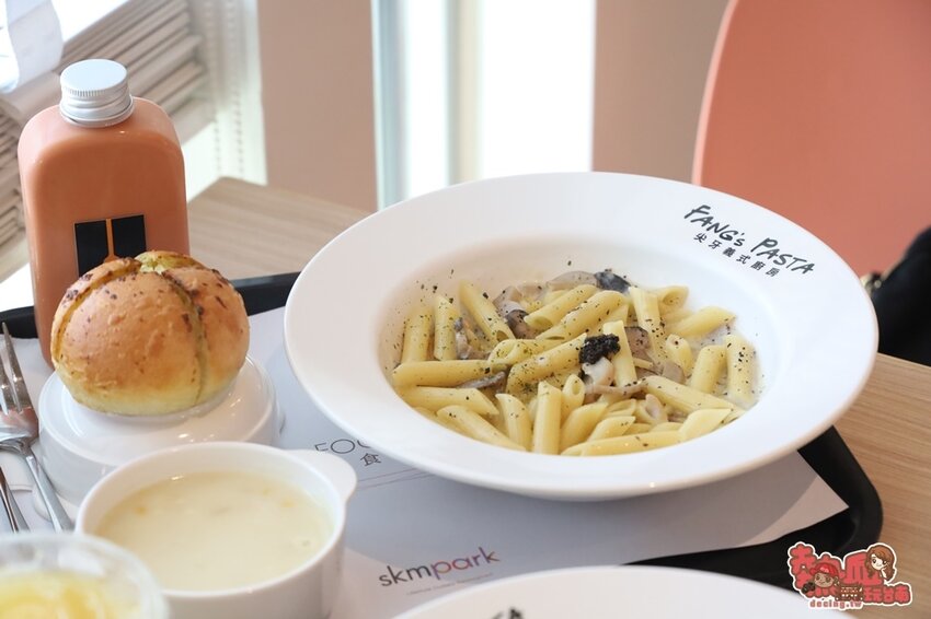 【高雄景點】全台最強美式生活Outlets！超過220間店家進駐，還有全台最大的VR虛擬實境樂園：SKM Park - 熱血玩台南。跳躍新世界