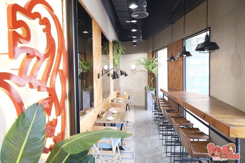 【高雄景點】全台最強美式生活Outlets！超過220間店家進駐，還有全台最大的VR虛擬實境樂園：SKM Park - 熱血玩台南。跳躍新世界