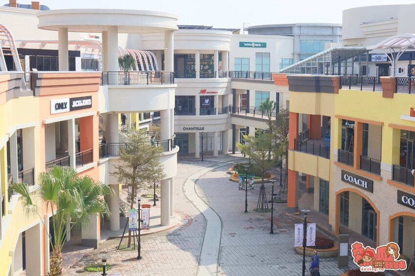 【高雄景點】全台最強美式生活Outlets！超過220間店家進駐，還有全台最大的VR虛擬實境樂園：SKM Park - 熱血玩台南。跳躍新世界