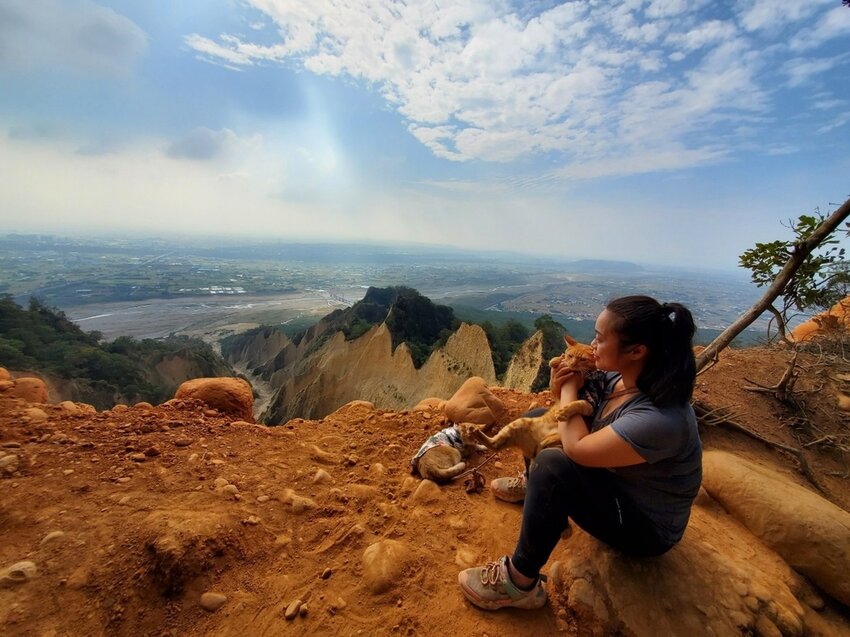 190024.jpg - 【苗栗.三義】帶著貓咪去旅行超壯觀火燄山。大峽谷來回約4.5小時