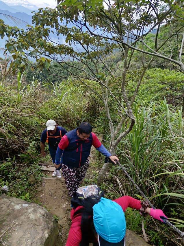 【台南.楠西區】伍龍登山口停車場直奔獵鷹尖+梅嶺一線天。住宿:玉井微風栩栩晴意天空