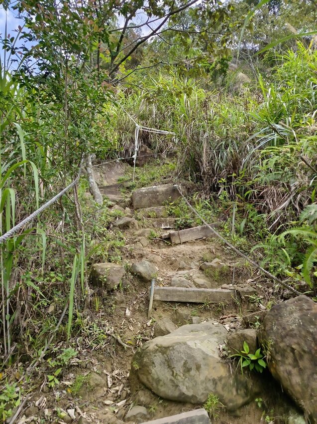 【台南.楠西區】伍龍登山口停車場直奔獵鷹尖+梅嶺一線天。住宿:玉井微風栩栩晴意天空