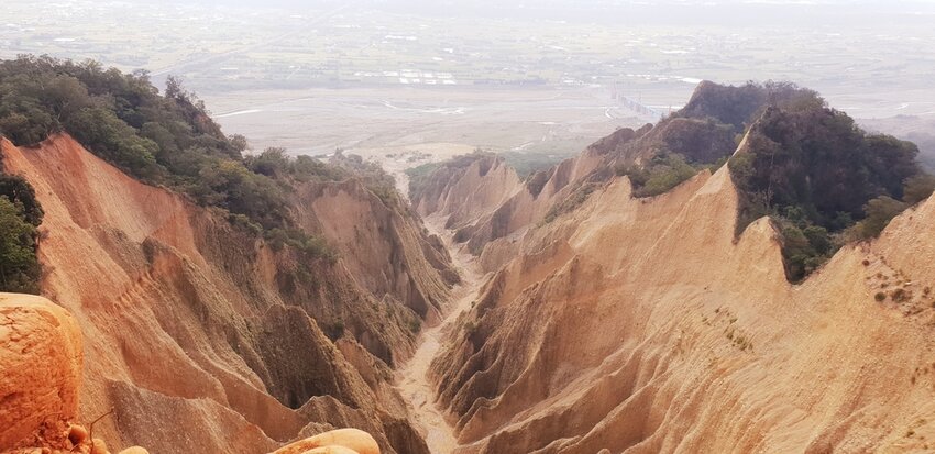190032.jpg - 【苗栗.三義】帶著貓咪去旅行超壯觀火燄山。大峽谷來回約4.5小時