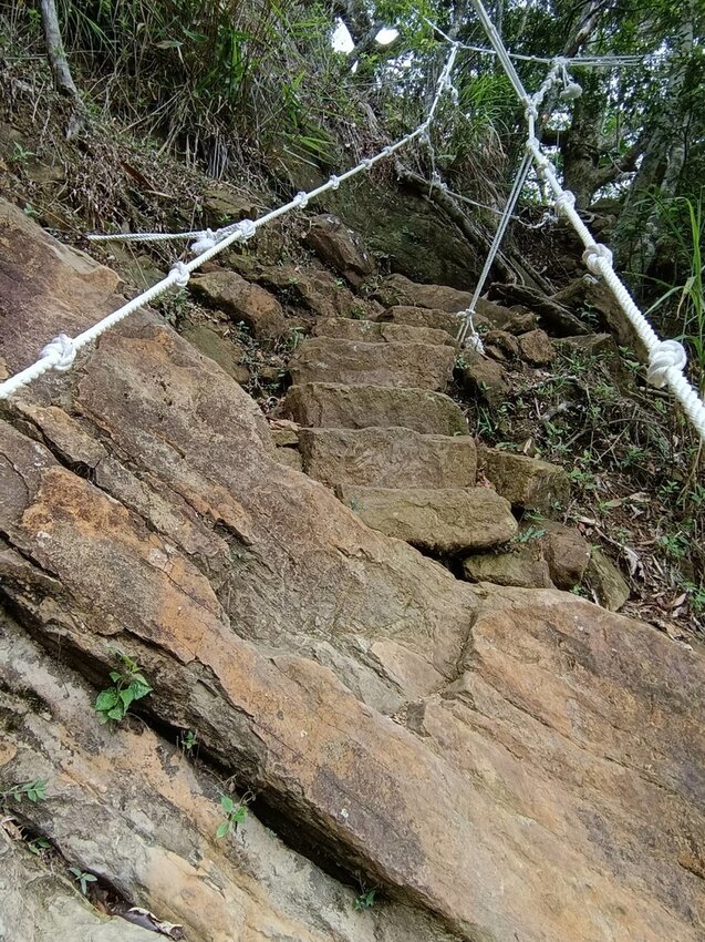 【台南.楠西區】伍龍登山口停車場直奔獵鷹尖+梅嶺一線天。住宿:玉井微風栩栩晴意天空