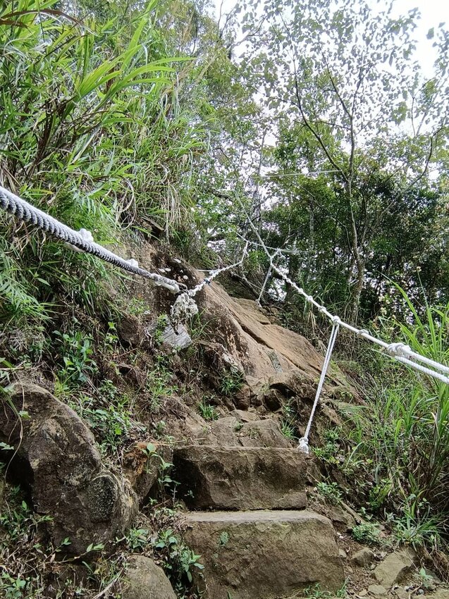 【台南.楠西區】伍龍登山口停車場直奔獵鷹尖+梅嶺一線天。住宿:玉井微風栩栩晴意天空