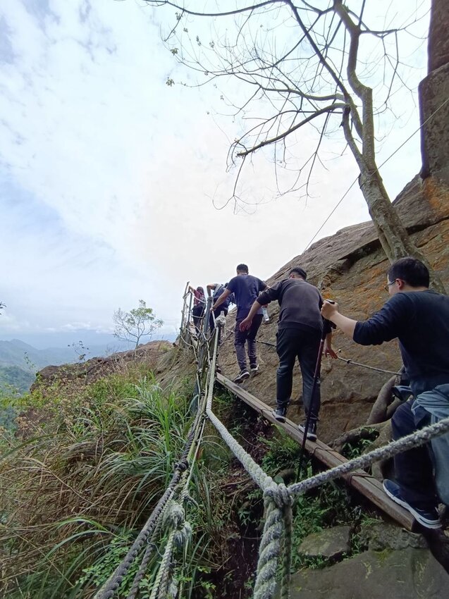 【台南.楠西區】伍龍登山口停車場直奔獵鷹尖+梅嶺一線天。住宿:玉井微風栩栩晴意天空