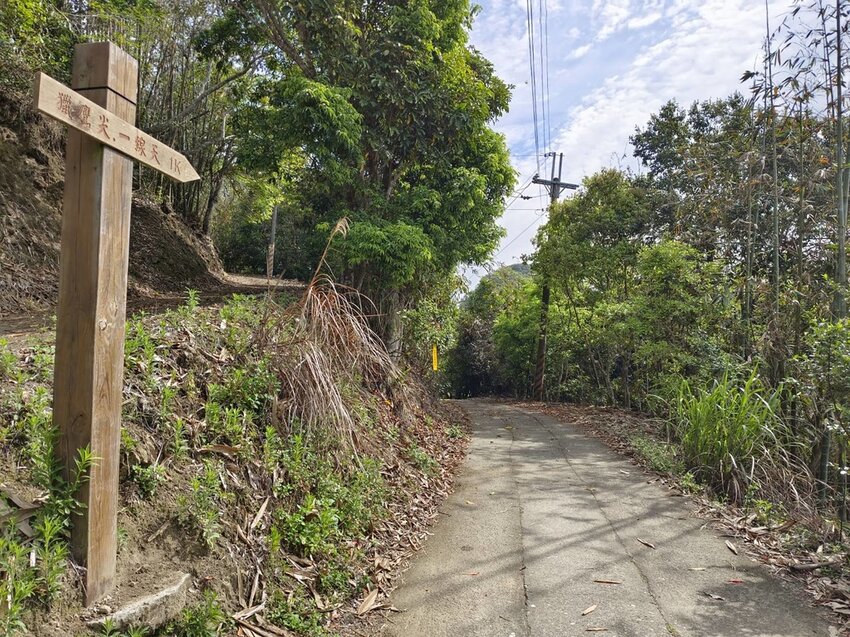 【台南.楠西區】伍龍登山口停車場直奔獵鷹尖+梅嶺一線天。住宿:玉井微風栩栩晴意天空