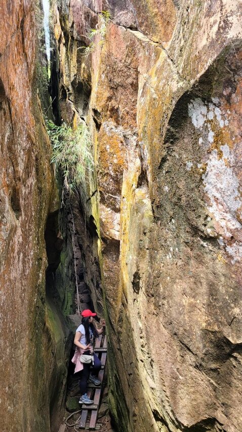 【台南.楠西區】伍龍登山口停車場直奔獵鷹尖+梅嶺一線天。住宿:玉井微風栩栩晴意天空